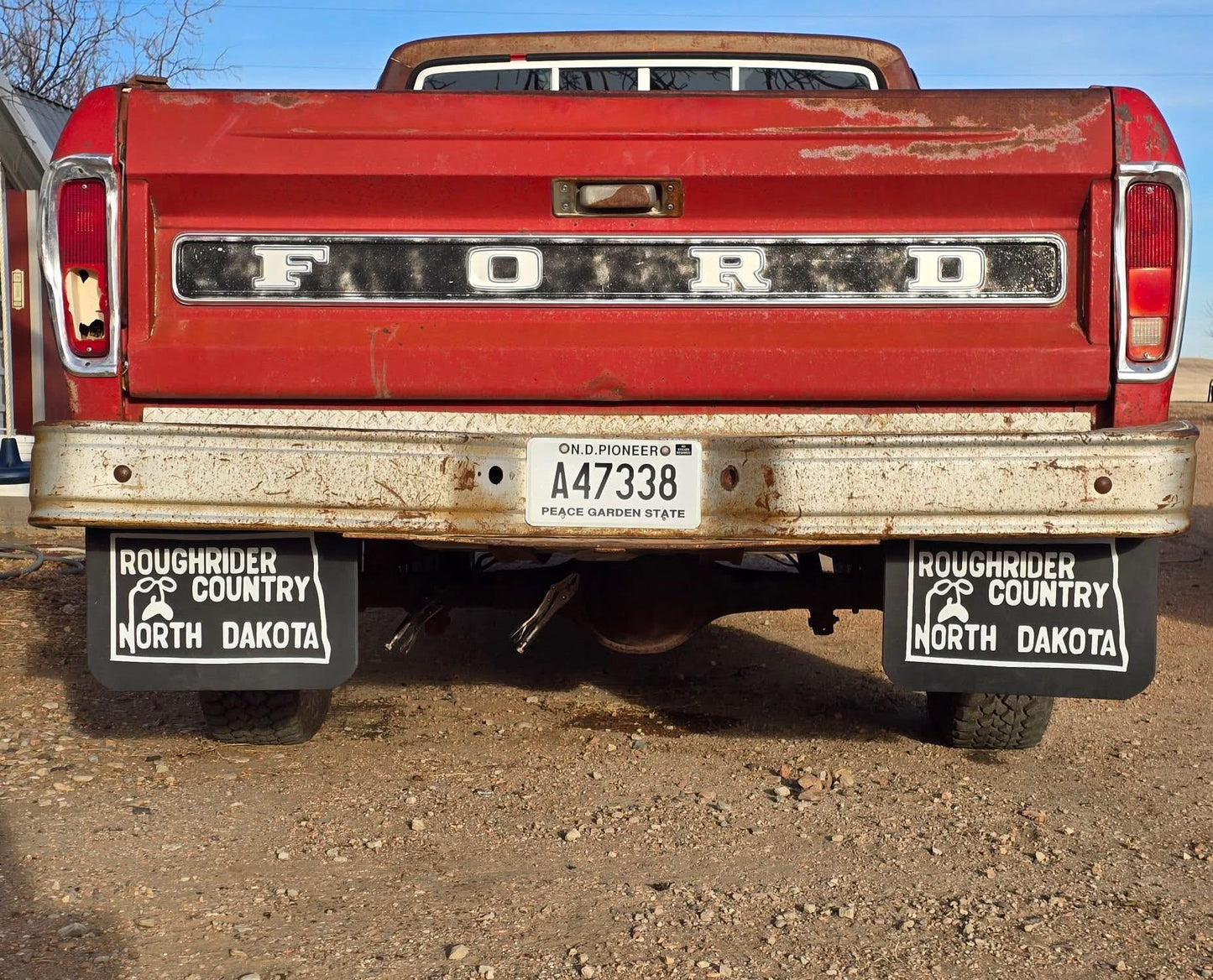 Pickup fitted with Rough Rider Country retro mudflaps